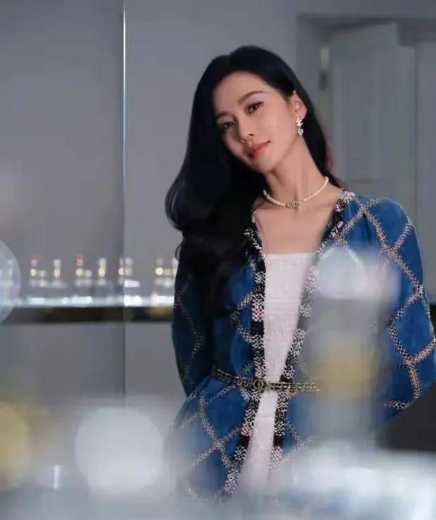 乐鱼官网入口,刘诗诗的紫色妆容！清新灵动优雅高贵