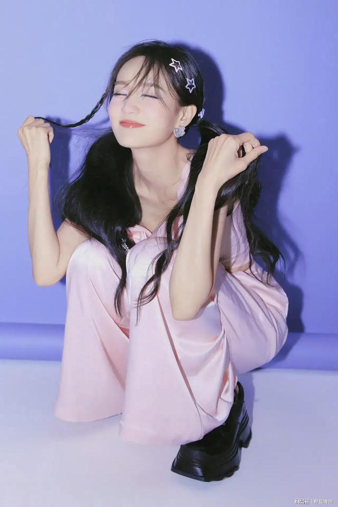 乐鱼游戏官网入口,李一桐分享芭比粉多巴胺妆容视频全程怼脸拍这五官好精致。